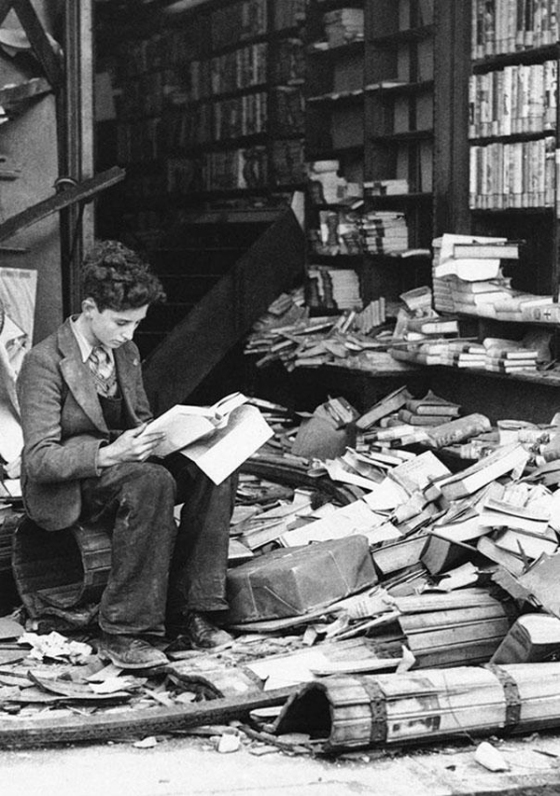 20-Bookstore-in-London-ruined-by-an-air-raid-1940